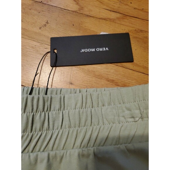 Women's Vero Moda Veto Moda Juna Ruffle Hem Stretch Cotton Pull On Shorts...NWT - Picture 2 of 3